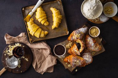 Koyu taş arka plan üst görünümünde çikolata ile taze kruvasan