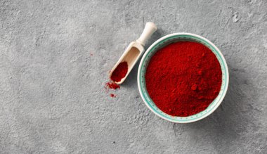 Metin üst görünümü için boş alan ile beton arka plan üzerinde Biber biber tozu