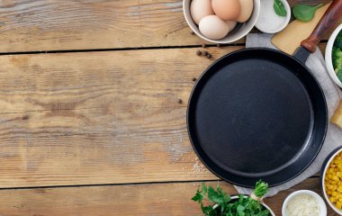 Boş pişirme tavası ve ahşap arka plan üst görünüm kopya alanı üzerinde yemek pişirmek için madde ile Sağlıklı kahvaltı masası. Brokoli, yumurta, ıspanak ve peynir masada