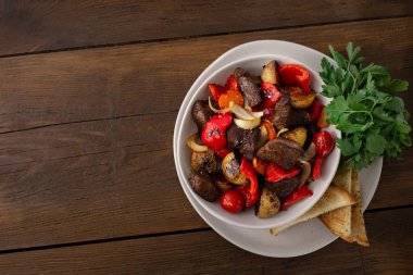 Kızarmış sığır eti, yeni patates ve sebze üst görünümü ile yemek tabağı