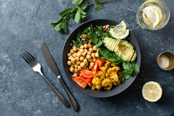 Budda ciotola vegetariana cibo sano equilibrato Aloo gobi, ceci, pomodoro, avocado, spinaci insalata tabule — Foto Stock