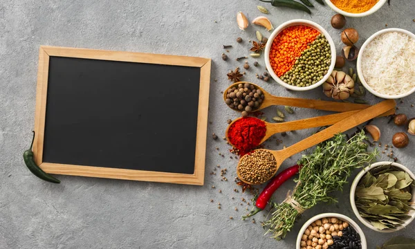 Kreidetafel Mit Gewürzen Und Kräutern Von Oben Mit Reis Verschiedenen — Stockfoto