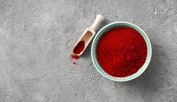 Metin üst görünümü için boş alan ile beton arka plan üzerinde Biber biber tozu