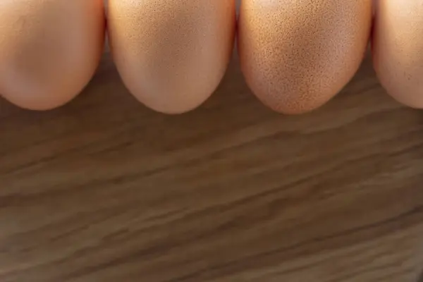 Brown ovos crus fundo de madeira espaço de cópia vista superior — Fotografia de Stock