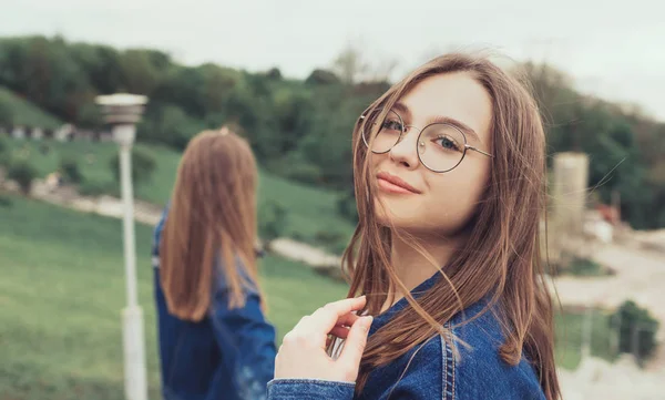 Concept Jeunes Amis Portrait Jolies Jeunes Femmes Adolescentes Dans Parc — Photo