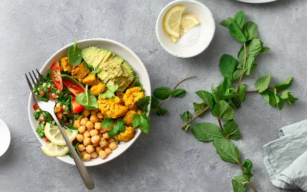 Budda ciotola vegetariana cibo sano equilibrato Aloo gobi, ceci, pomodoro, avocado, spinaci insalata tabule — Foto Stock