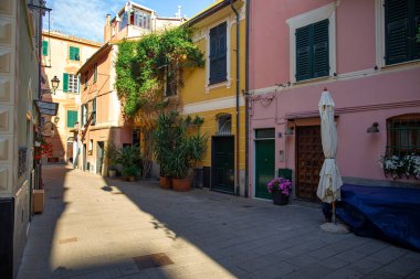 Sestri Levante'nin güzel sokakları, Cenova, İtalya. Yaz şehir manzarası