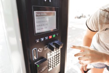 Yaya park sistemi ile ödeme. Şehir caddesinde park makinesi