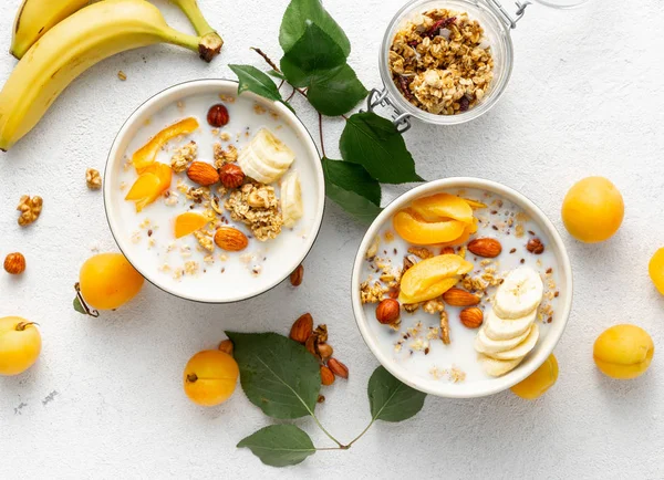 Müsli Mit Früchten Nüssen Milch Und Erdnussbutter Einer Schüssel Auf — Stockfoto