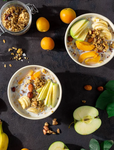 Müsli Mit Früchten Nüssen Milch Und Erdnussbutter Einer Schüssel Auf — Stockfoto