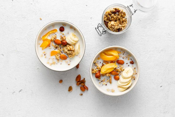 Müslischale Mit Früchten Nüssen Milch Und Erdnussbutter Einer Schüssel Auf — Stockfoto