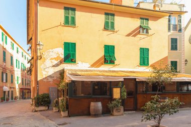 Sestri Levante'nin güzel sokakları, Cenova, İtalya. Yaz şehir manzarası