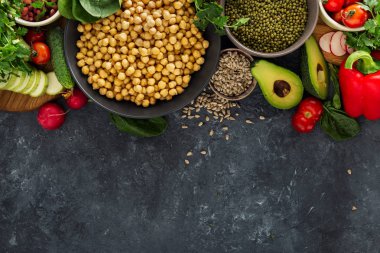 Çeşitli çiğ sebze tahıllar üst görünüm kopya alanı Malzemeler pişirme vejetaryen gıda