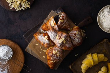 koyu taş arka plan üst görünümünde çikolata ile kahvaltı kruvasan