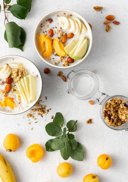 Müsli Frühstück Mit Früchten Nüssen Milch Und Erdnussbutter Einer Schüssel — Stockfoto