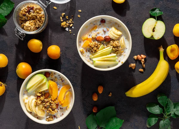 Müsli Mit Früchten Nüssen Milch Und Erdnussbutter Einer Schüssel Auf — Stockfoto