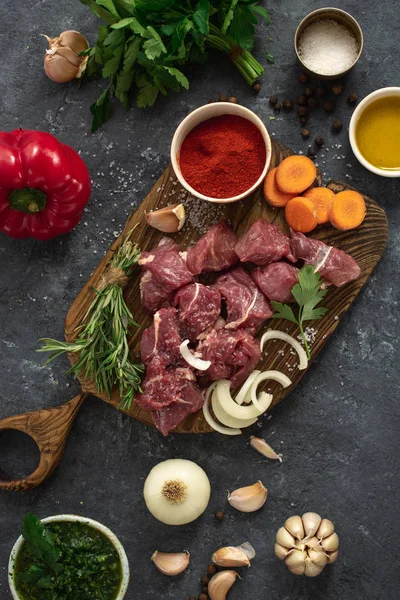 Режет Говядину Овощами Кухонный Стол Ингредиентами Приготовления Мяса Овощей — стоковое фото