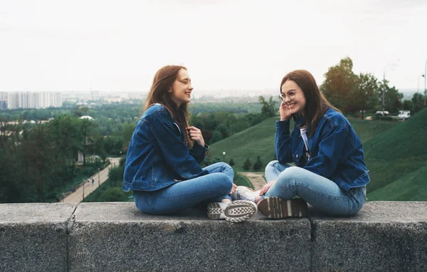 Две Молодые Счастливые Подруги Веселятся Городском Парке — стоковое фото