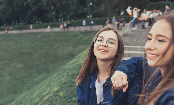 Deux Jolis Jeunes Amis Heureux Souriant Dans Parc Ville — Photo