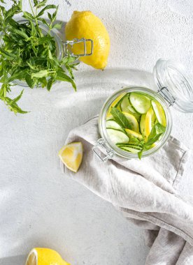 Diyet konsepti. cam üst görünümünde ucumber su 