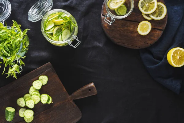 Kochen Detox Trinken Gurkenwasser Draufsicht Ernährungskonzept — Stockfoto