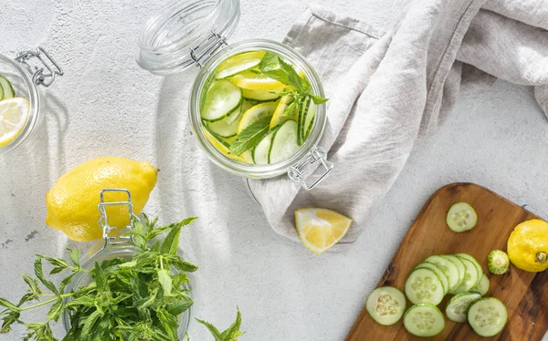 Kochen Detox Trinken Gurkenwasser Auf Einem Weißen Hintergrund Draufsicht Ernährungskonzept — Stockfoto