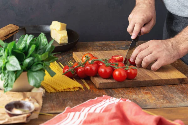 Chef Cooking Pasta Tomatoes Kitchen — Stock Photo, Image