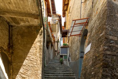 İtalya'nın güzel dar sokakları. Yaz şehir manzarası