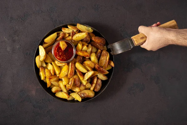 Manos Masculinas Sosteniendo Una Sartén Con Papas Fritas Frescas — Foto de Stock