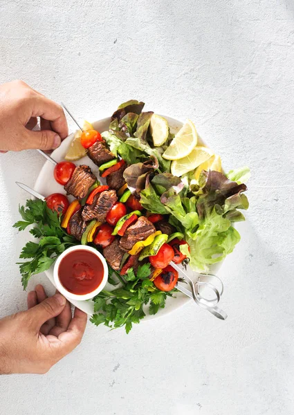 Manos Masculinas Sosteniendo Plato Con Carne Res Parrilla Kebab Con — Foto de Stock