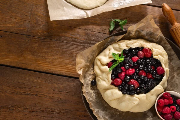生水果馅饼在木桌顶视图 用饼干 黑莓和覆盆子烹饪馅饼的配料 — 图库照片