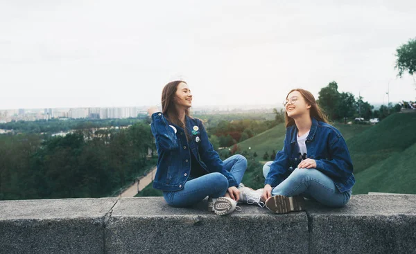 Две Молодые Счастливые Подруги Веселятся Городском Парке — стоковое фото