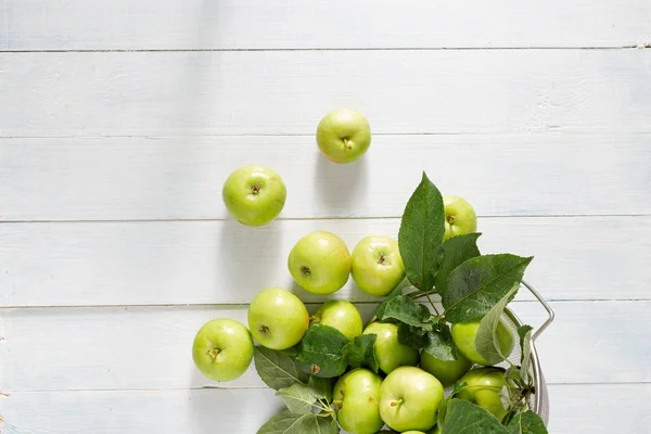 Pilha Maçã Verde Fresca Escorredor Uma Mesa Madeira Vista Superior — Fotografia de Stock