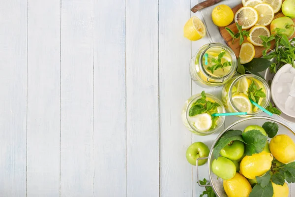 Summer drink concept. Fresh lemonade with apples and lemon on wo — Stock Photo, Image
