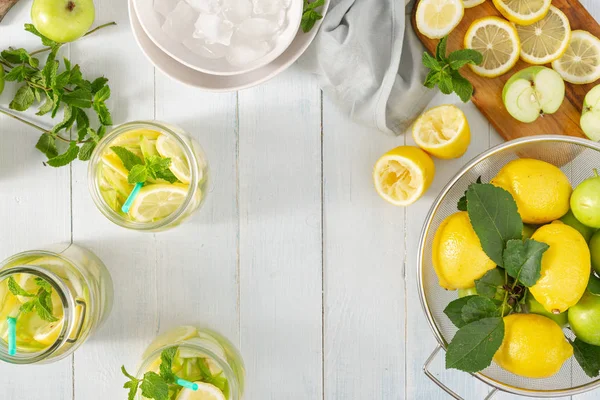 Sommergetränk. Rahmen aus frischer Limonade mit Äpfeln und — Stockfoto