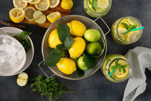 Sommergetränk Aus Zitrusfrüchten Frische Limonade Mit Äpfeln Und Zitrone Auf — Stockfoto