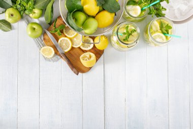 Yaz içkisi konsepti. Wo üzerinde elma ve limon ile taze limonata
