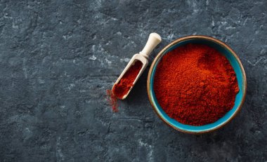 Metin üst görünümü için boş alan ile koyu taş arka plan üzerinde Biber biber tozu