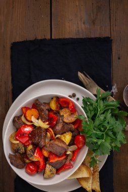 Kızarmış et ve sebze üst görünümü ile akşam yemeği tabağı