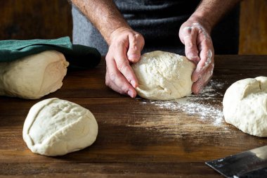 Adam ev yapımı ekmek pişirmek için hamur hazırlanıyor