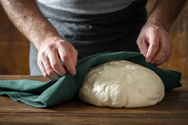 Man Gekookt Vers Deeg Voor Het Bakken Van Zelfgebakken Brood — Stockfoto