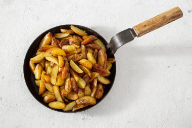 Beyaz arka plan üst görünümünde brava soslu kızarmış patates