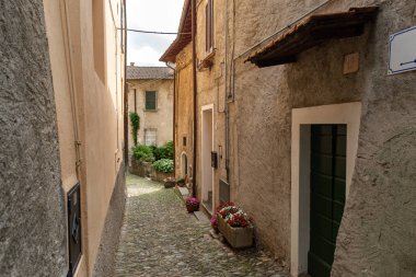 İtalya'nın güzel dar sokakları. Yaz şehir manzarası