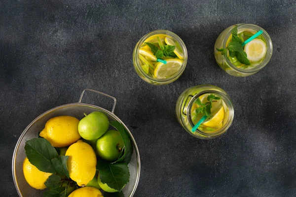 Bebida Verano Sin Concepto Azúcar Limonada Fresca Con Manzanas Limón — Foto de Stock