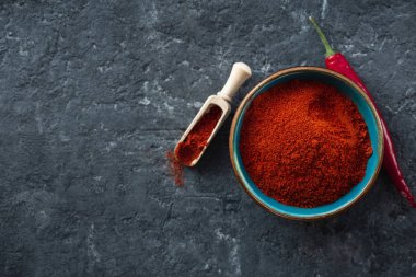 Metin üst görünümü için boş alan ile koyu taş arka plan üzerinde Biber biber tozu