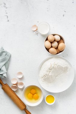 Beyaz arka plan üst görünümünde hamur malzemeleri