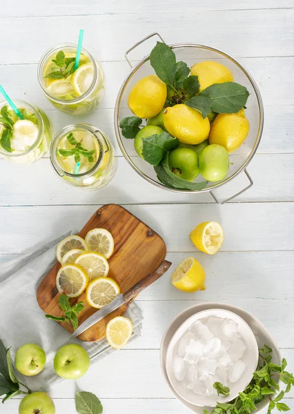 Zitrusfruchtgetränk. frische Limonade mit Äpfeln und Zitrone — Stockfoto