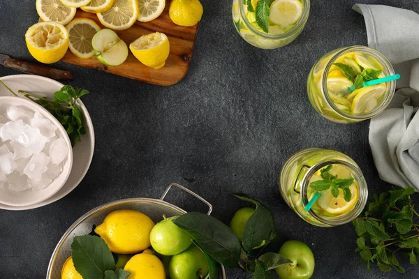 Sommergetränk Rahmen Aus Frischer Limonade Mit Äpfeln Und Zitrone Auf — Stockfoto