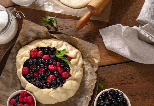 Roher Kuchen Mit Früchten Erdbeere Blaubeere Brombeere Und Himbeere Auf — Stockfoto