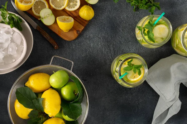 Sommergetränk Ohne Zuckerkonzept Frische Limonade Mit Äpfeln Und Zitrone Auf — Stockfoto